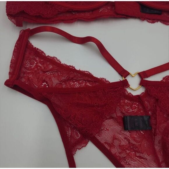 Frederick’s of Hollywood Red Floral Lace Bra Set Lover L/XL - Picture 3 of 12
